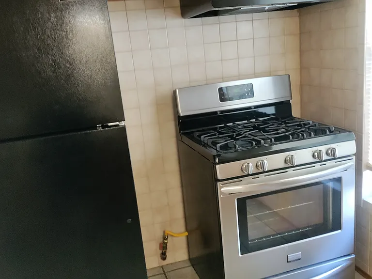 254 N Thompson Ave — Photo 2