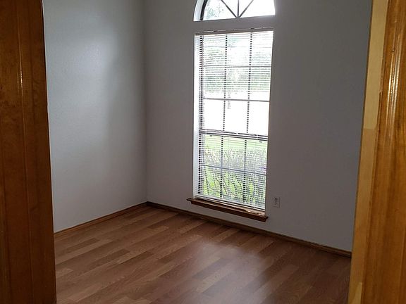 4th image of 801 Wildflower Ln