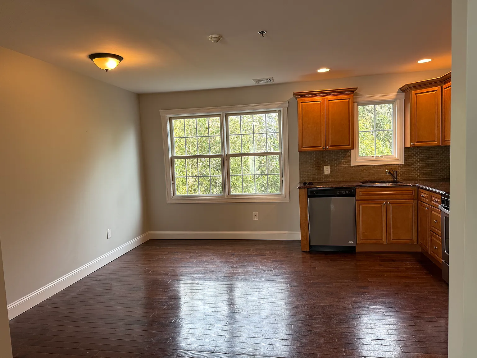 2 bed, 900 sqft, $2,700 — Photo 2