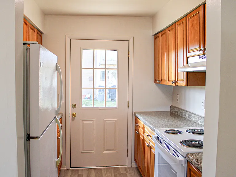 Edgewater Apartments — Photo 11