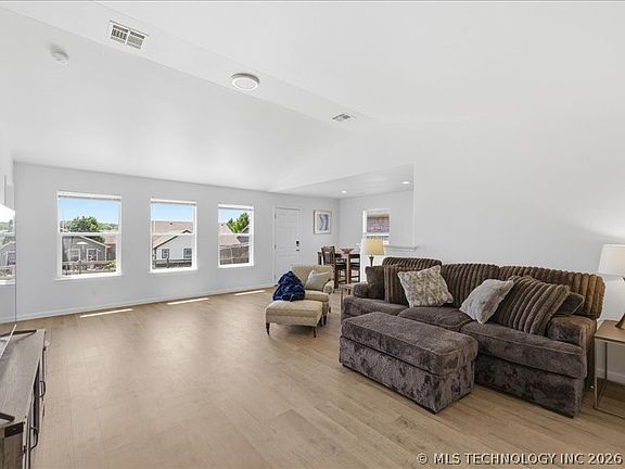 5th image of 10410 S Prescott St