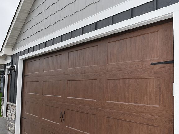 Large garage for extra stuff