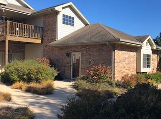 628 Hillcrest Rd, Saukville, WI 53080