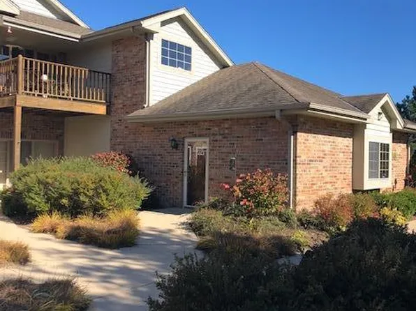 628 Hillcrest Rd, Saukville, WI 53080