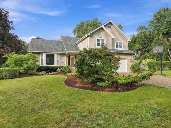 7810 Regency Grove Dr, Darien, IL 60561