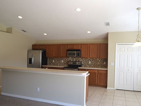 3rd image of 727 Versailles Ln