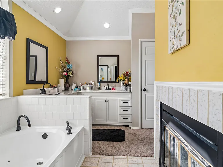 804 Clover Hill Ln — Photo 3