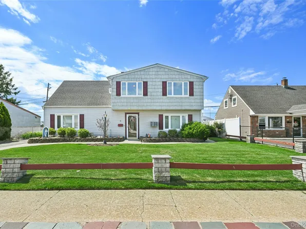 16 Sycamore Lane, Levittown, NY 11756