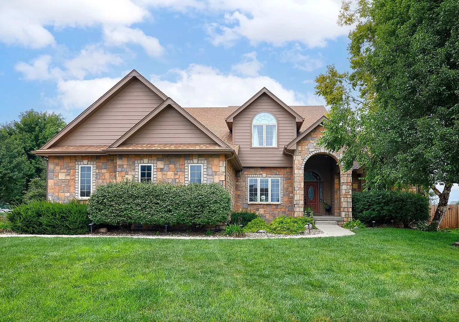 Executive Home!! 5 Bedroom, 5 Bathroom Home In Clive! — Photo 1