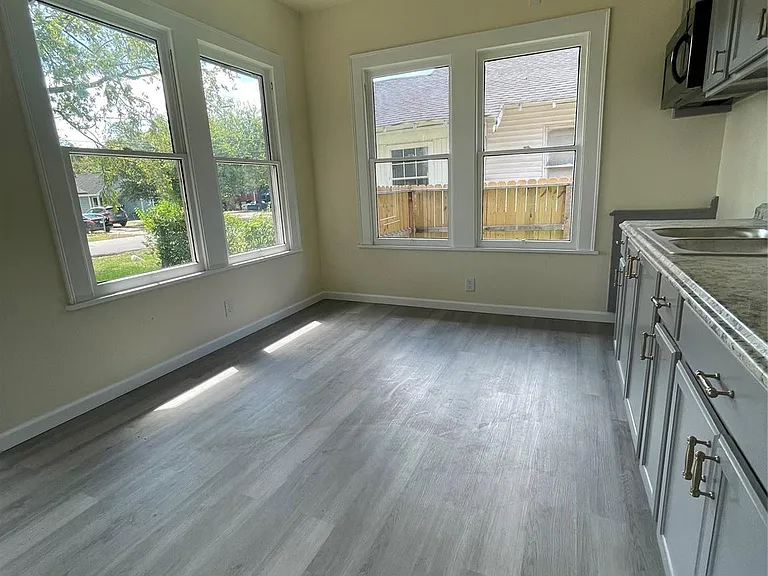 2119 Davis St — Photo 16