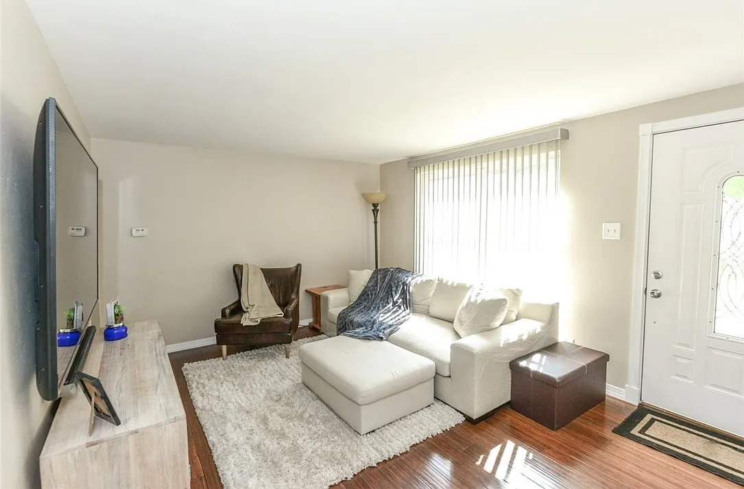 3 bed, 875 sqft, $1,695 — Photo 4