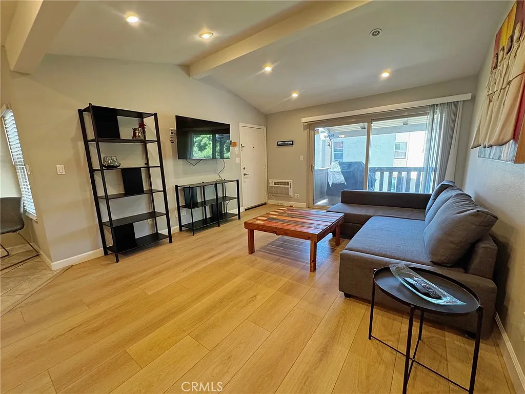 1 bed, 696 sqft, $2,100 — Photo 3
