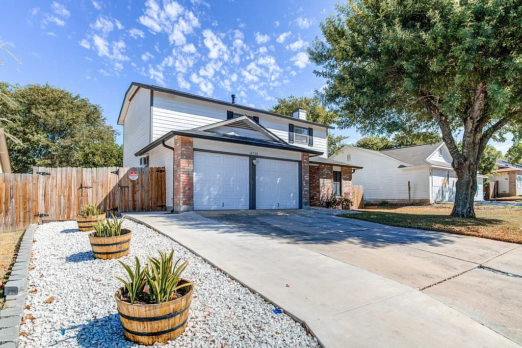 3 bed, 2.5 bath, 1915 sqft, $1,724 — Photo 2