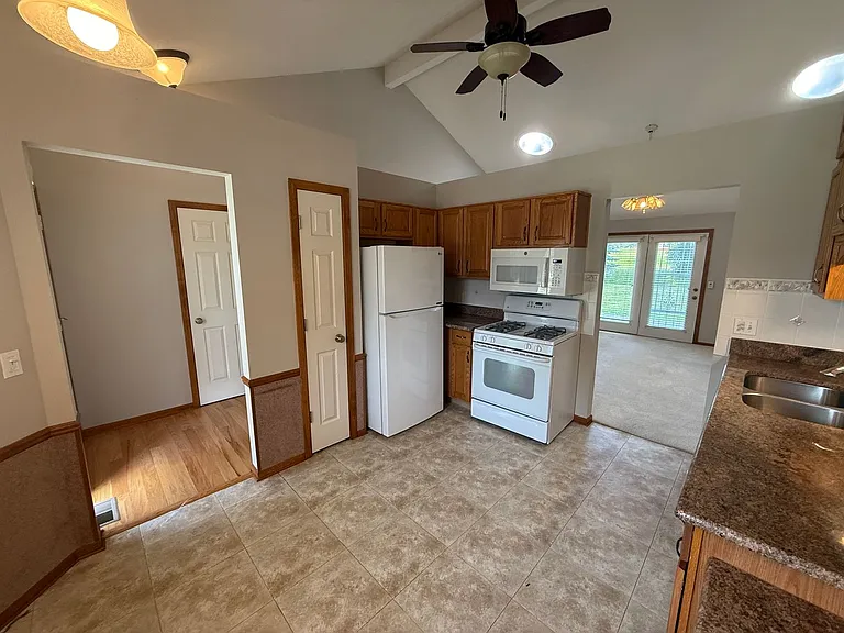 5018 Goldfinch Ln — Photo 6