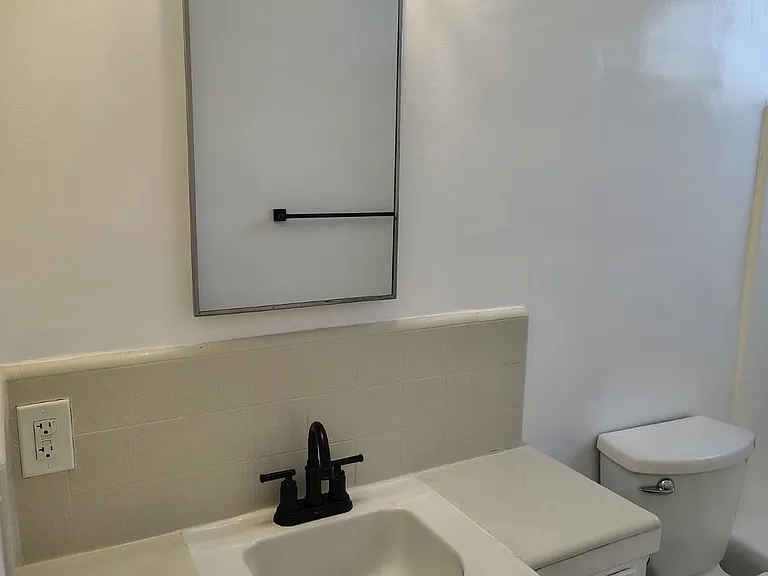 15531 Victory Blvd #B — Photo 16