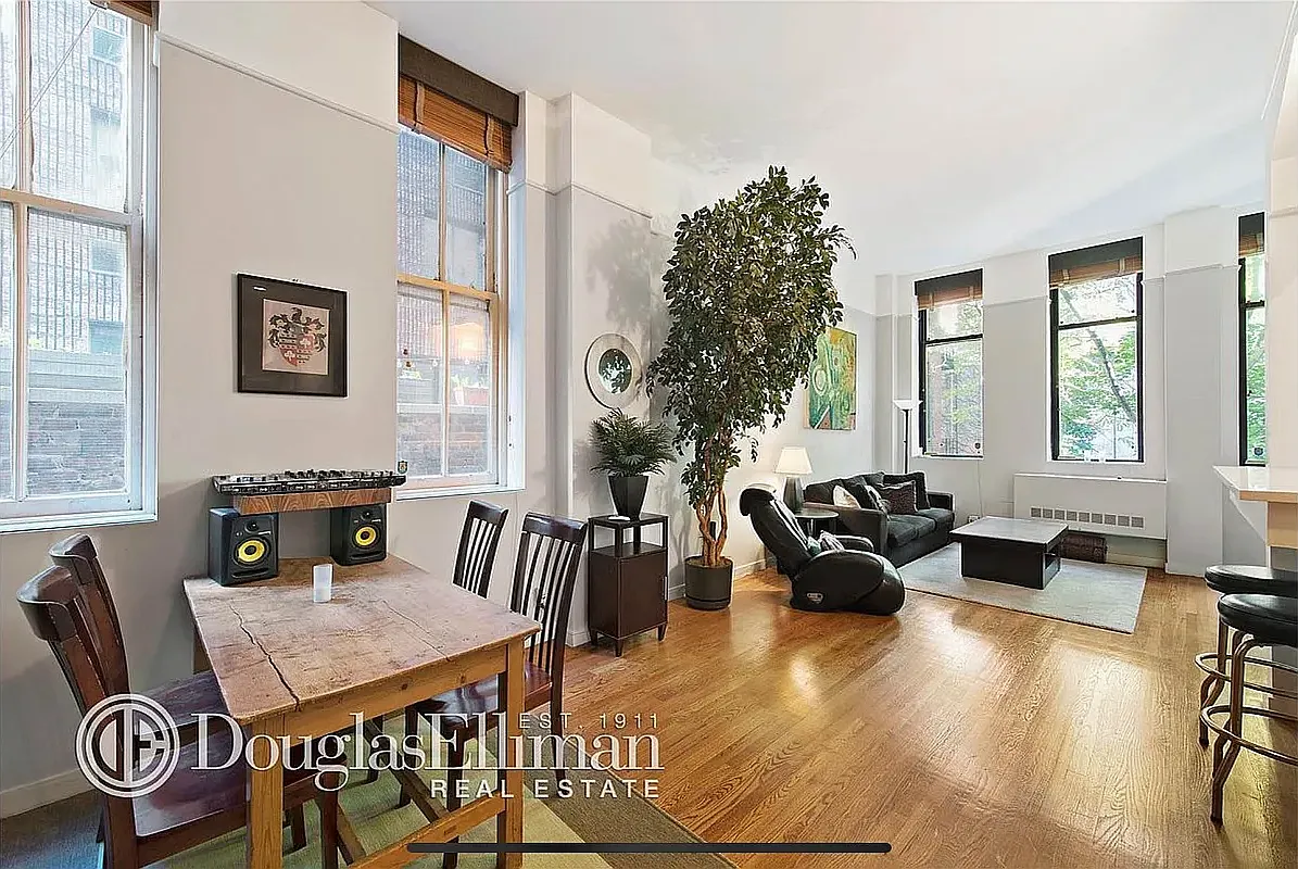 115 4th Ave — Photo 1