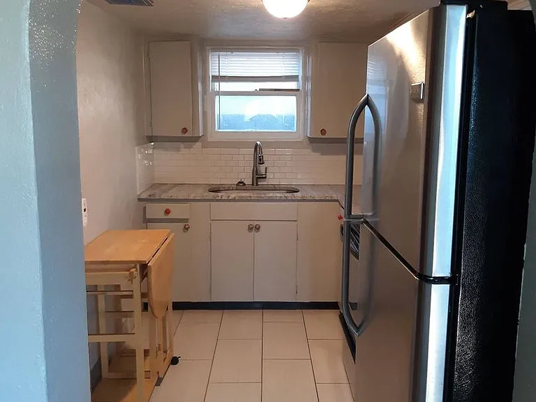 1002-B100 Everett St — Photo 5