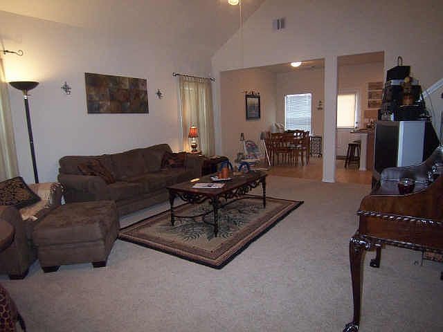 Huge open floor plan with high cielings