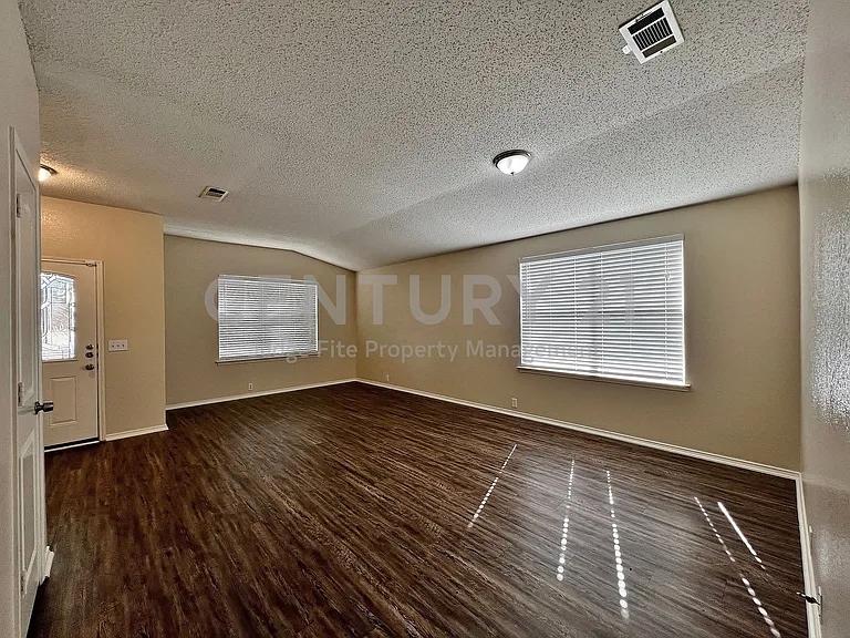 1901 Berkeley Dr — Photo 7