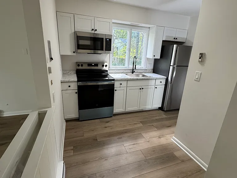 1093 Park Ave #1 — Photo 4