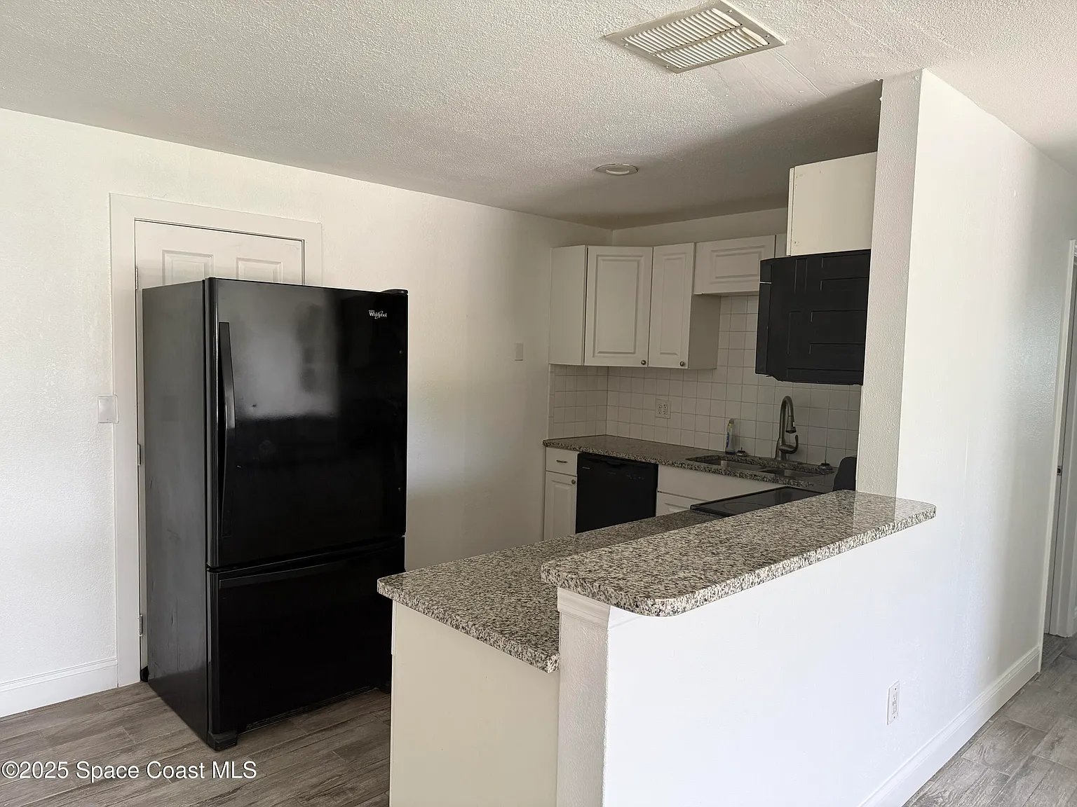 3 bed, 2.0 bath, 1705 sqft, $1,395 — Photo 2