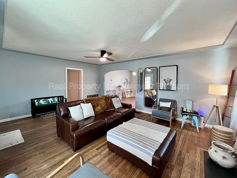 2727 E Michigan Ave — Photo 25
