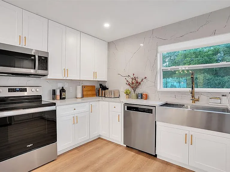 1654 Suffolk Dr — Photo 13
