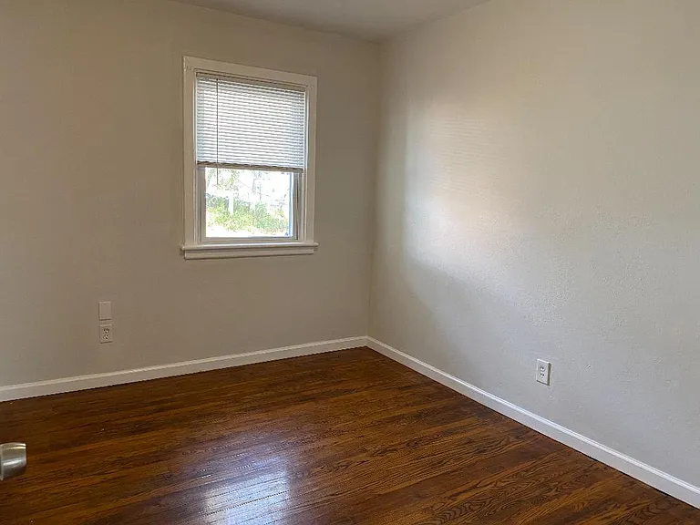 1537 Kingston Ave — Photo 16