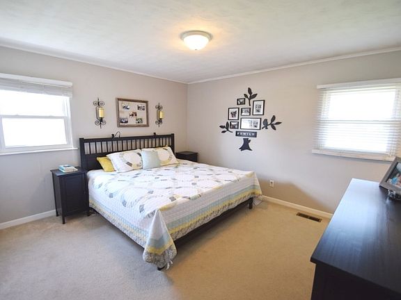 4th image of 63 Sunnycrest Dr