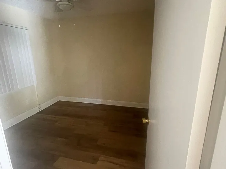 1211 W 37th Pl — Photo 3
