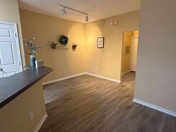 5th image of 13703 Richmond Park Dr N APT 1905