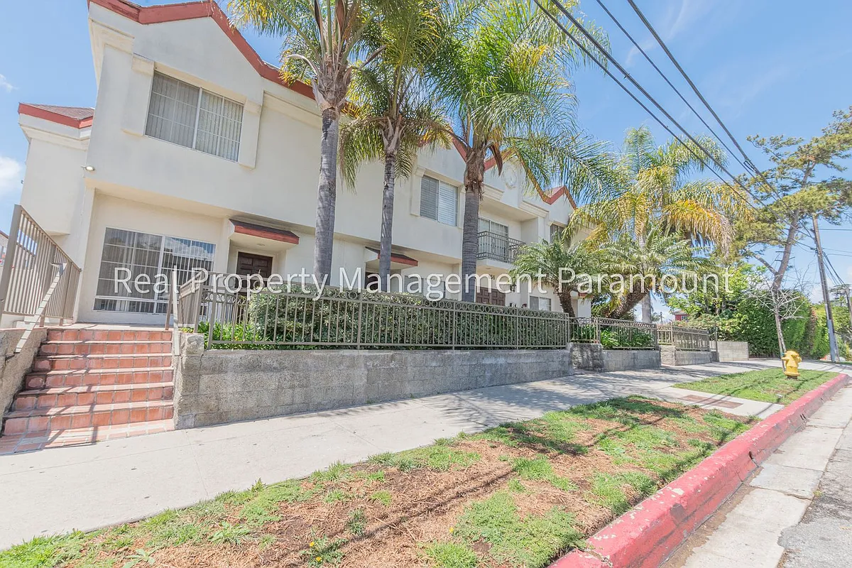 Building Photo - 856 W Beach Ave #17