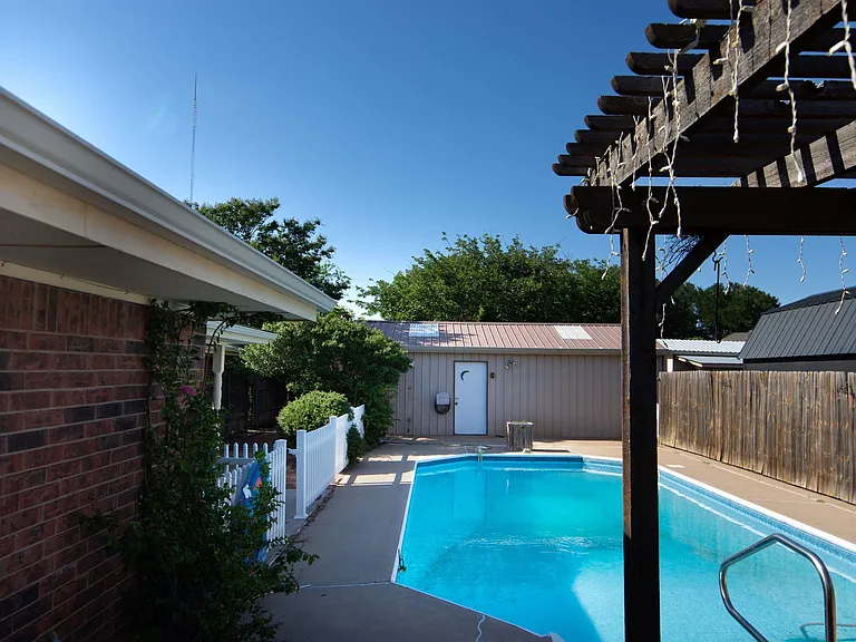 2811 Cromwell Ave — Photo 23