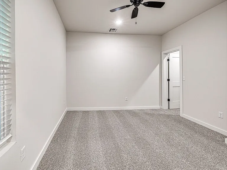 612 W 2nd St #100 — Photo 26