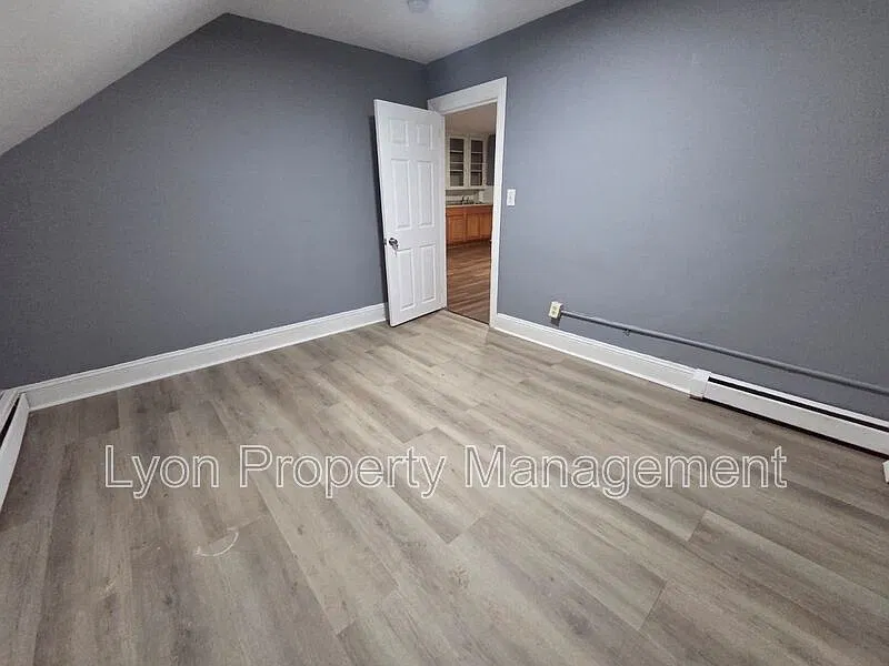 3 bed, 1.0 bath, $1,700 — Photo 4