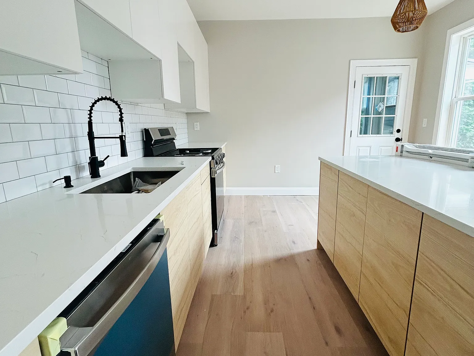 4 bed, $4,250 — Photo 1