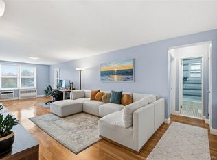 241-20 Northern Boulevard # 5-B, Douglaston, NY 11362