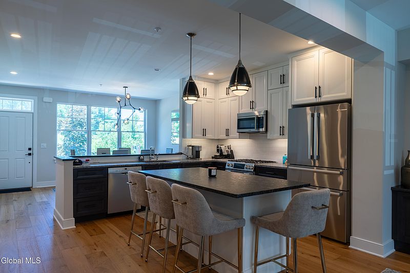 4th image of 16 Whistler Court