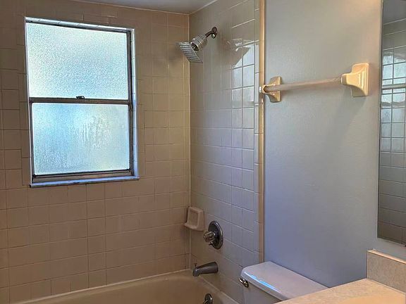 3rd image of 817 Ellwood Ave #817