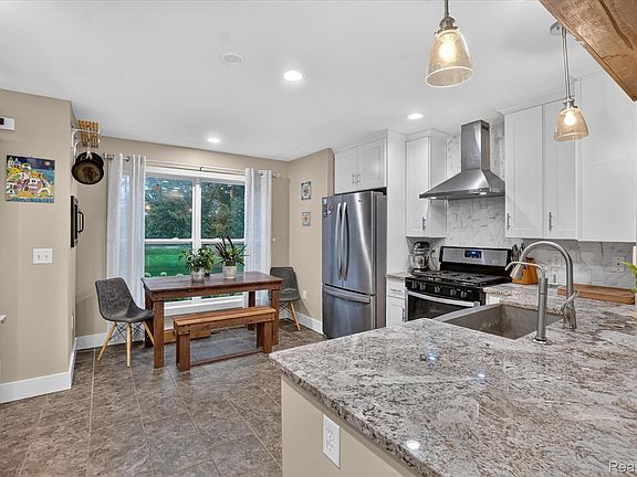 3rd image of 1121 Ripley Rd