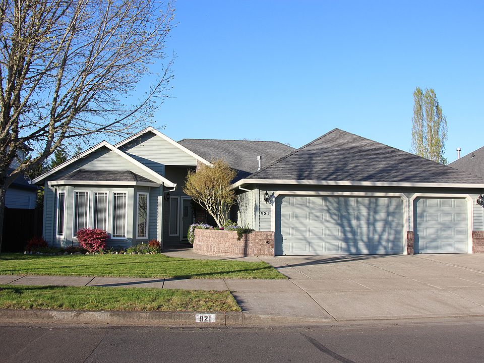 1st image of 921 NE Creeksedge Dr