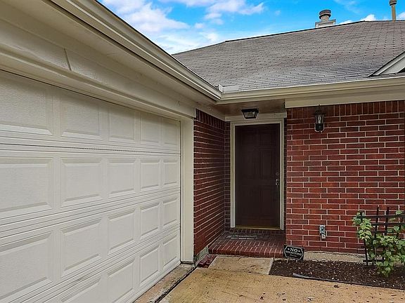 2nd image of 2918 Meadow Brook Drive