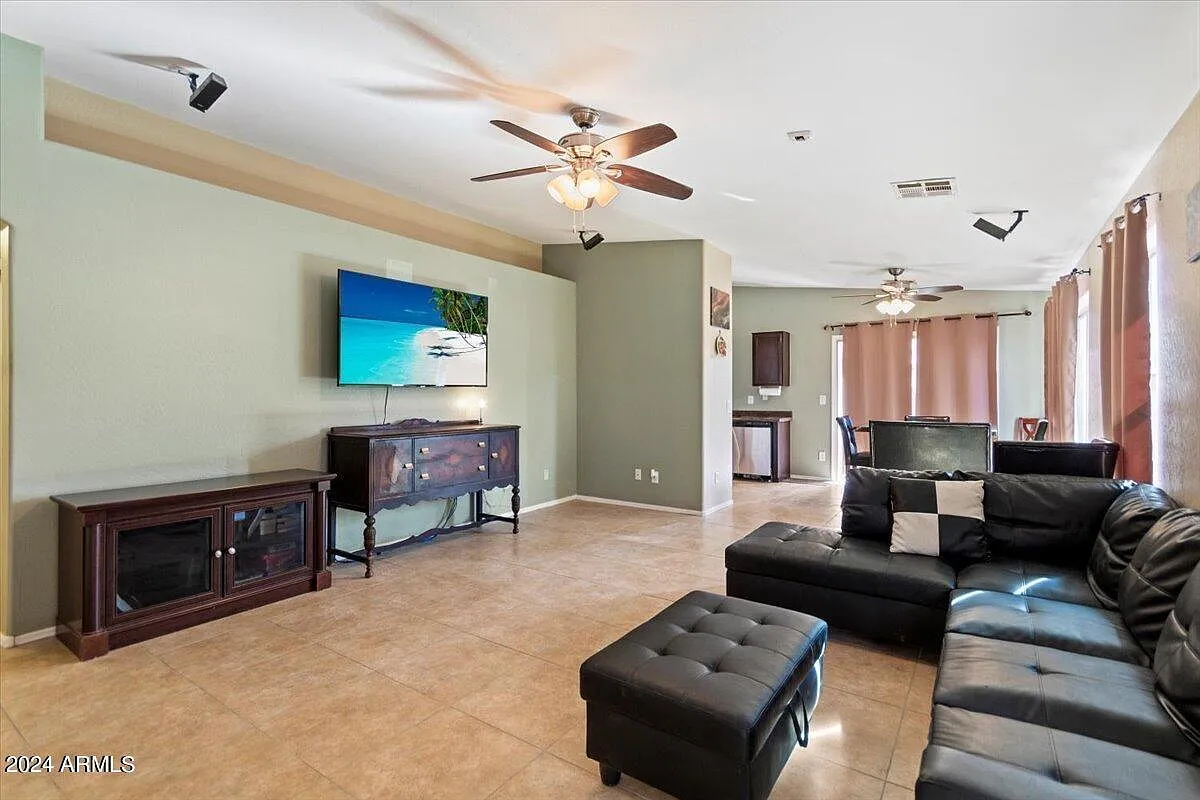 4 bed, 1600 sqft, $1,995 — Photo 3