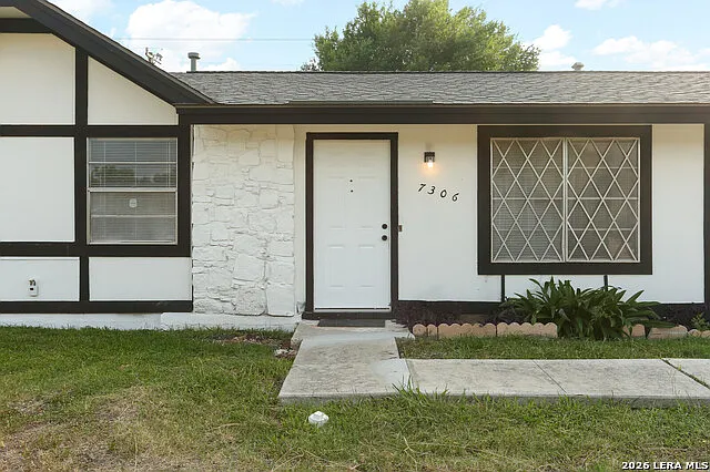 3 bed, 1.0 bath, 876 sqft, $1,450 — Photo 2