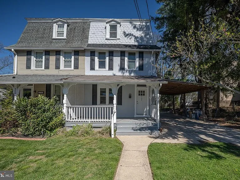 732 Buck Ln — Photo 1
