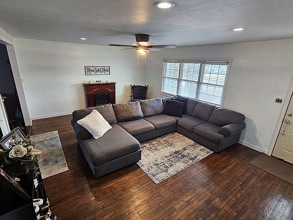 3rd image of 208 Pine St