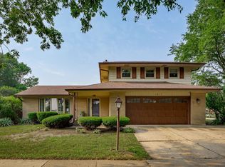 1813 E Maya Ln, Mount Prospect, IL 60056