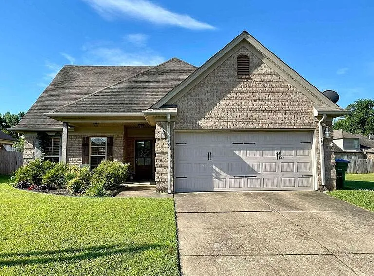 205 Hackberry Cv — Photo 1