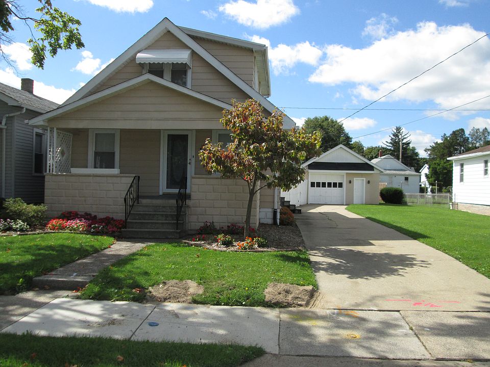 Front view w/ large side lot