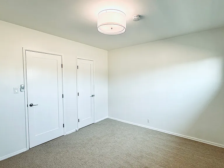 2031 N Beachwood Dr #22 — Photo 11